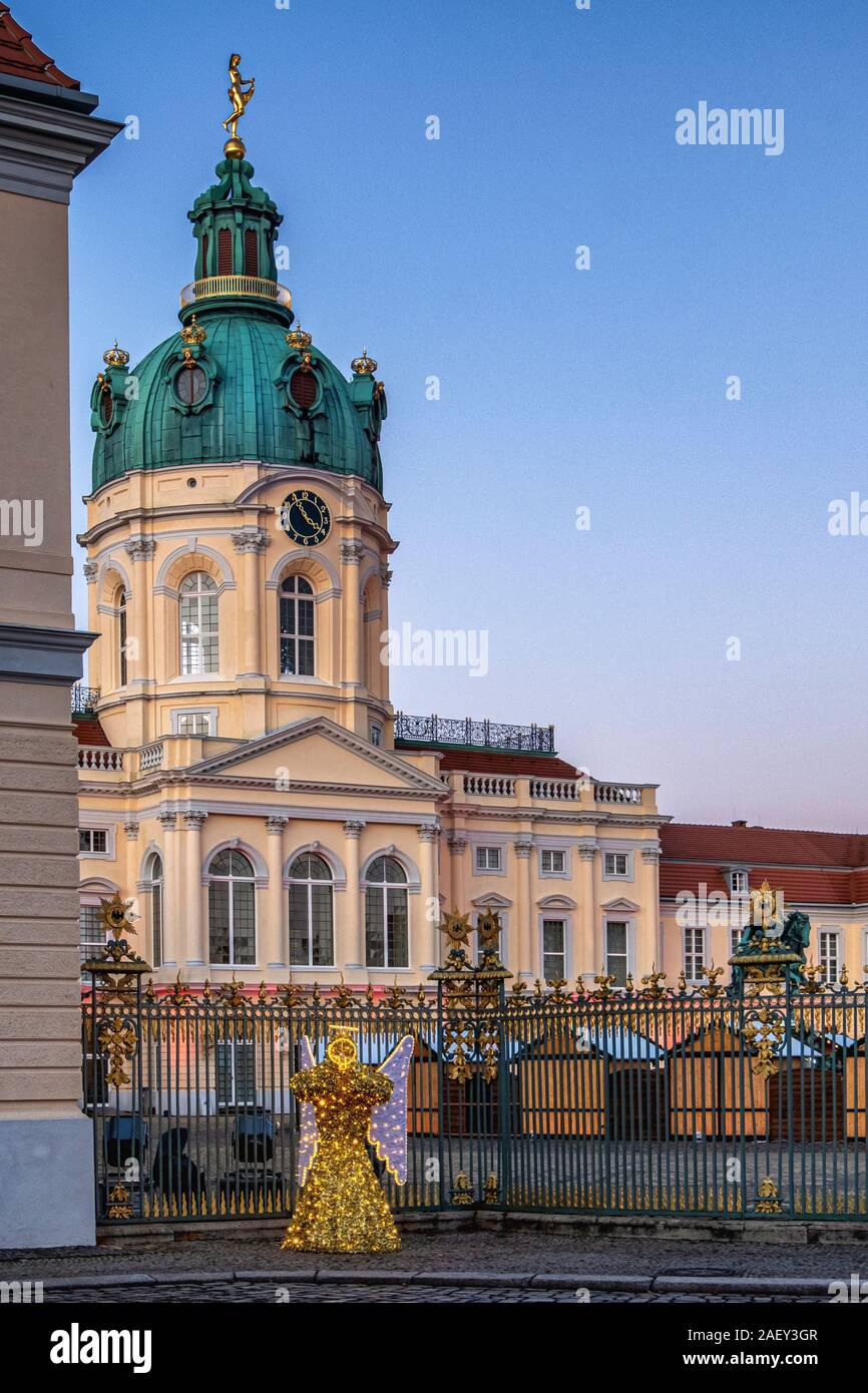 Gold Engel an traditionellen Deutschen Weihnachtsmarkt am Schloss Charlottenburg in Berlin. Stockfoto