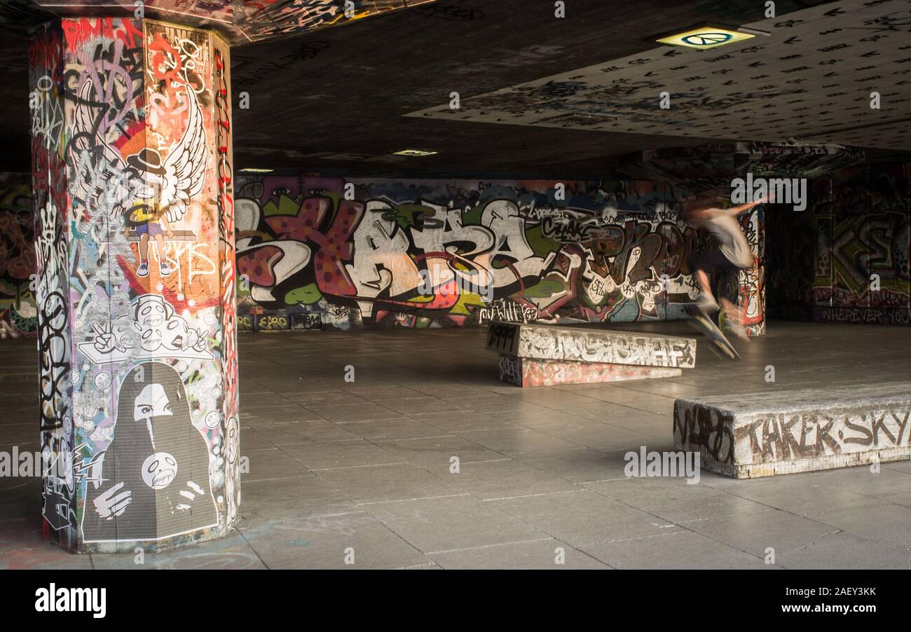 BMX und Skateboard Park. Die Innerstädtischen Betonfläche mit Graffiti verziert und regeneriert in einem Skateboard- und BMX-Park. Stockfoto