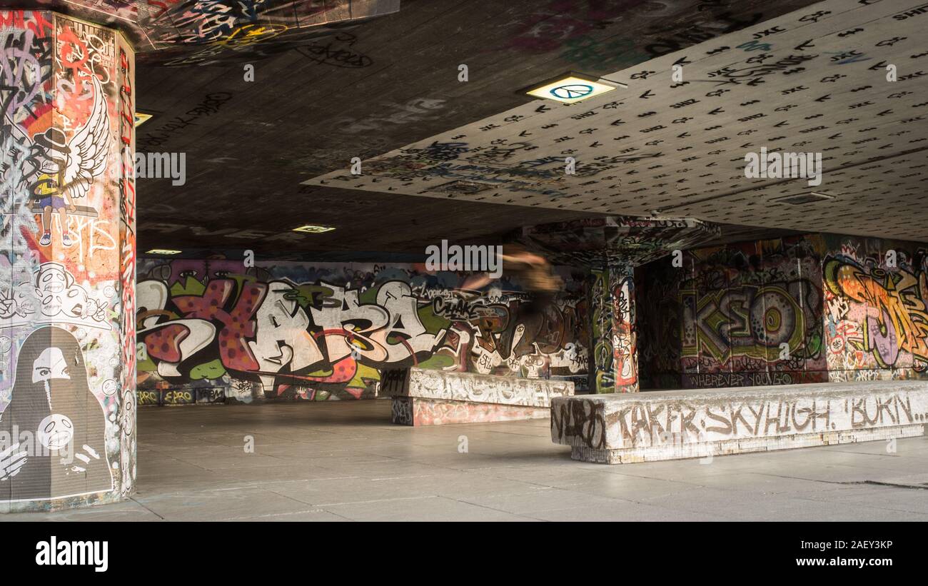 BMX und Skateboard Park. Die Innerstädtischen Betonfläche mit Graffiti verziert und regeneriert in einem Skateboard- und BMX-Park. Stockfoto