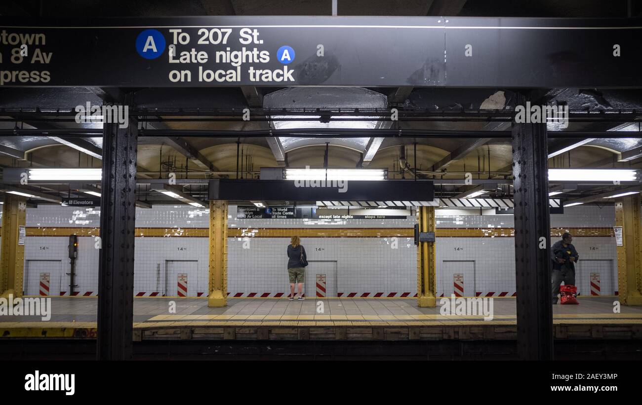 14. Street, New York, NYC. Ein Blick über die Plattformen von 14 St. U-Bahn station mit Passagiere warten für den Express- und lokalen Linien. Stockfoto