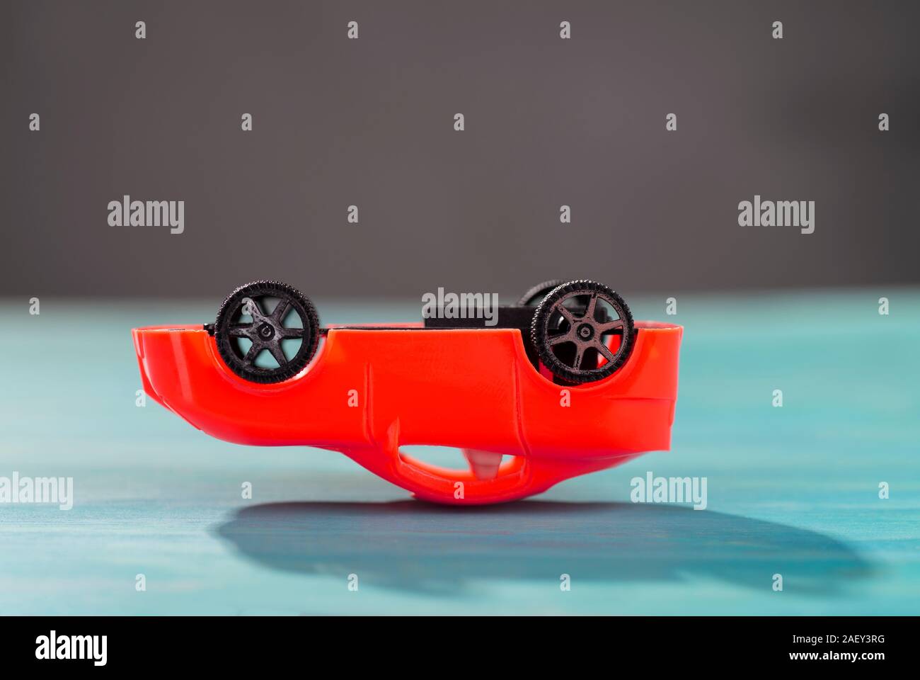 Auto ist auf den Kopf gestellt, als Symbol für die Krise in der Automobilindustrie Stockfoto