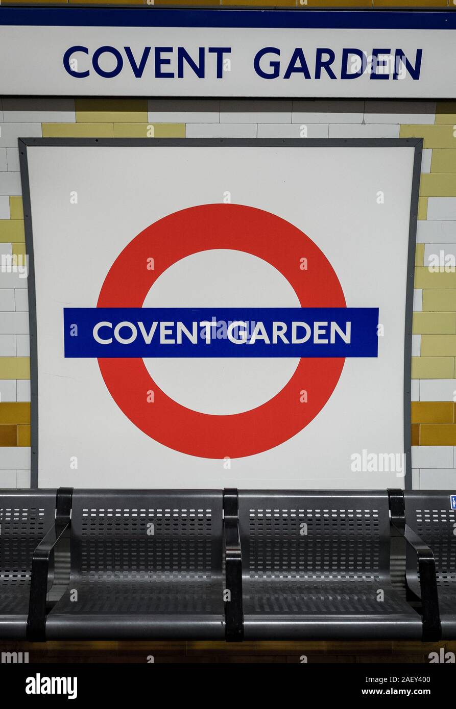 Covent Garden tube station. Eine Plattform für die Londoner U-Bahn Station zu den beliebten touristischen Ort auf der Piccadilly Line. Stockfoto