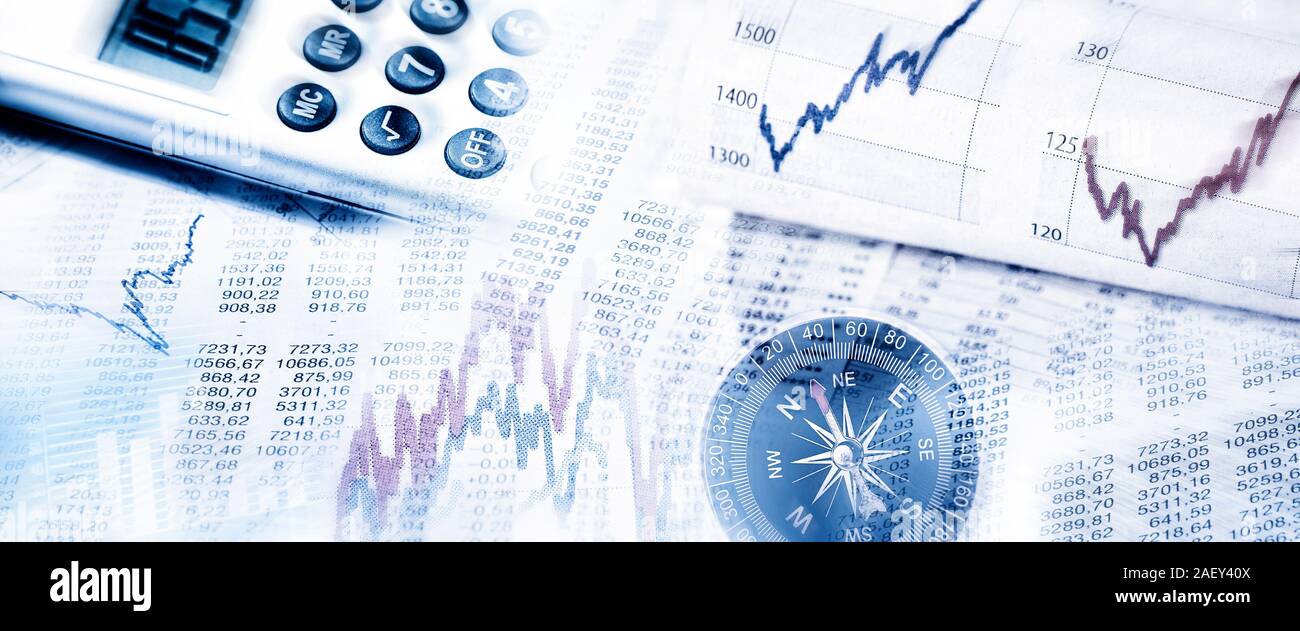 Die börsenkurse wie Grafik und Tabelle mit Kompass und Taschenrechner im Panorama Format Stockfoto