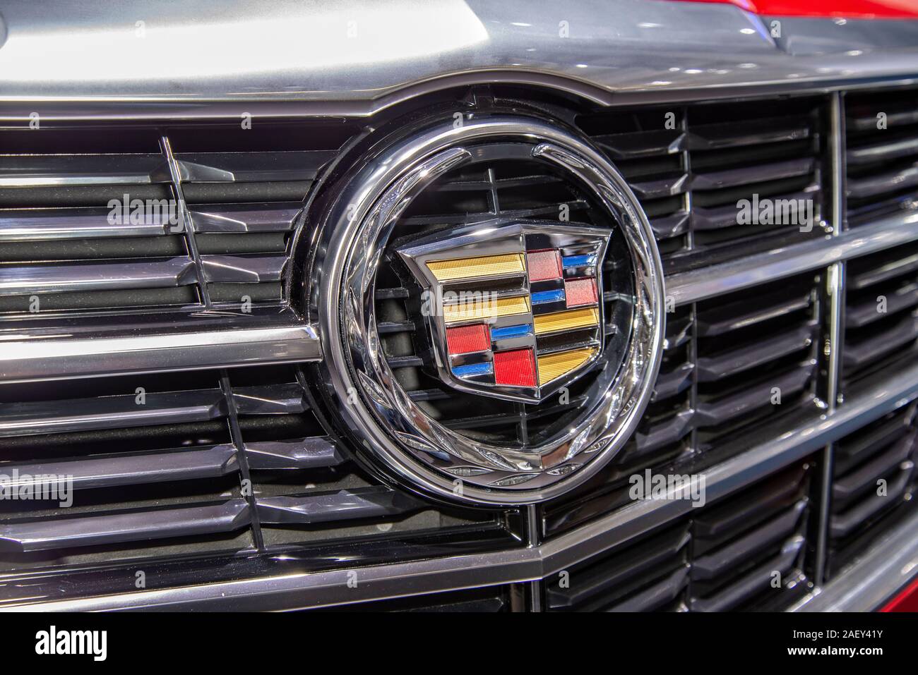 Der Cadillac Logo auf ein rotes Auto dieser Marke Stockfoto