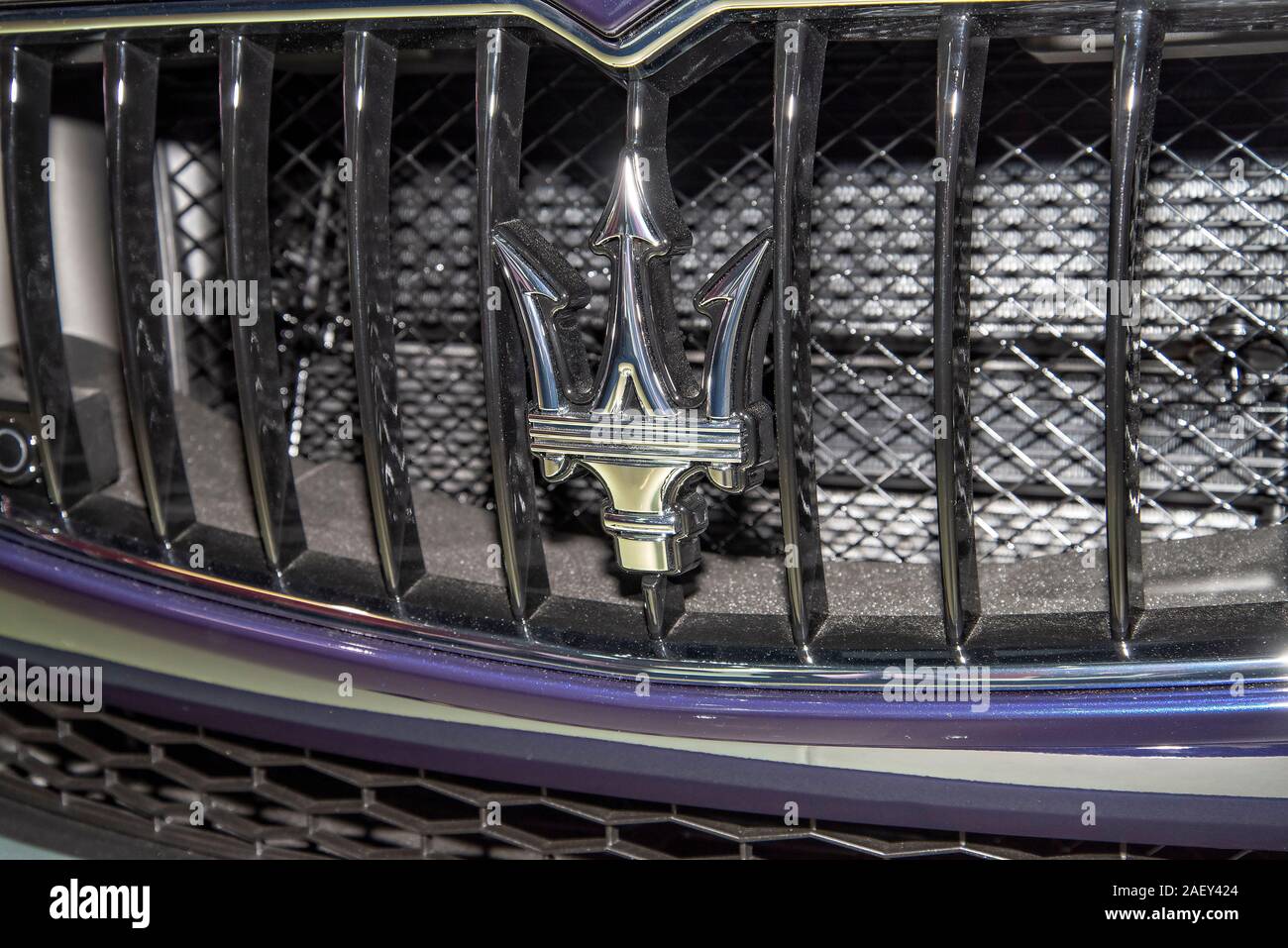 Das Logo von Maserati auf einem Auto dieser Marke Stockfoto
