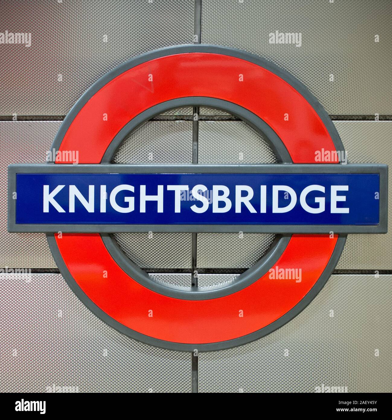Knightsbridge tube station. Roundel Plattform Zeichen für die Piccadilly-Linie der U-Bahnstation im Herzen des Londoner Luxushotels Einkaufsviertel. Stockfoto