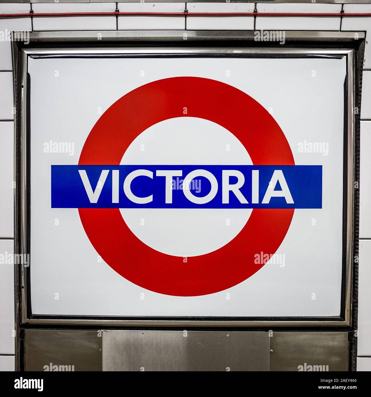 Victoria Station. Ein Zeichen für die Londoner U-Bahn Station auf einer Plattform an Victoria auf der Circle und District Linien. Stockfoto