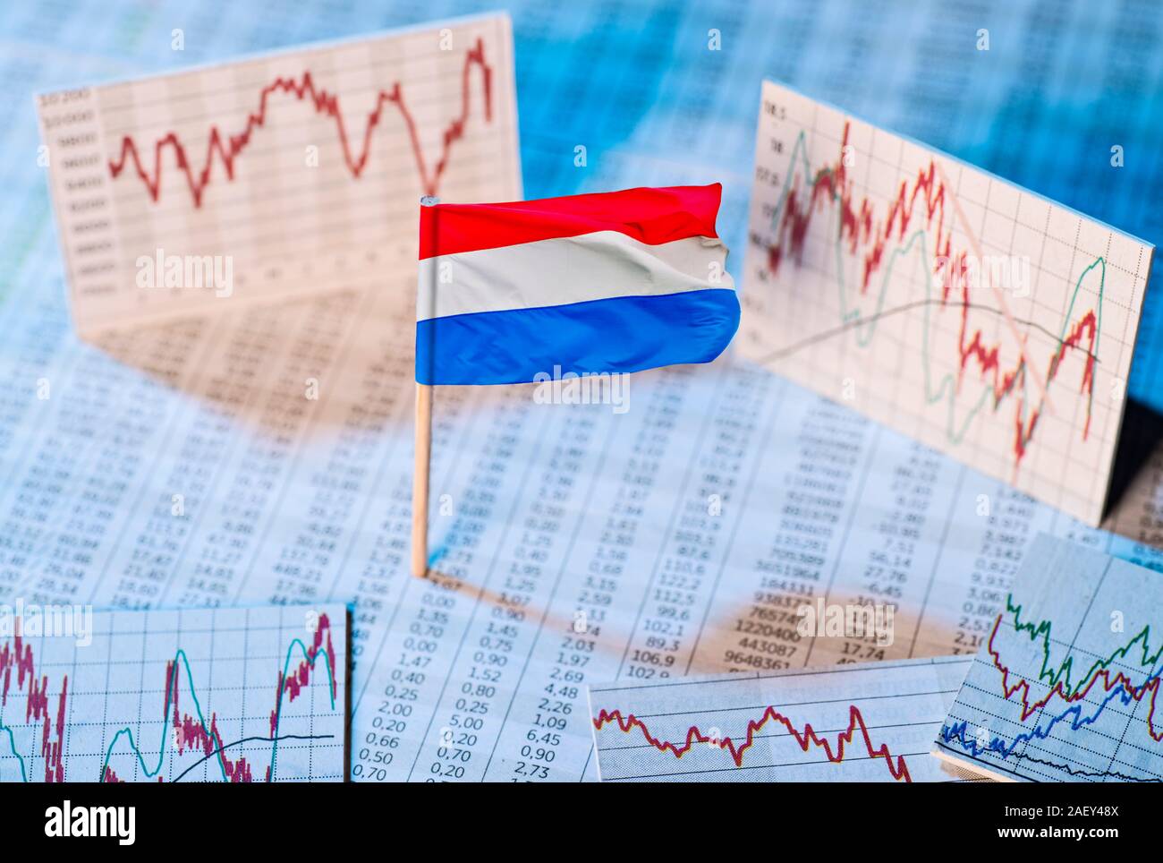 Niederländischer Flagge mit Wechselkurs Tabellen und Diagramme auf die wirtschaftliche Entwicklung Stockfoto