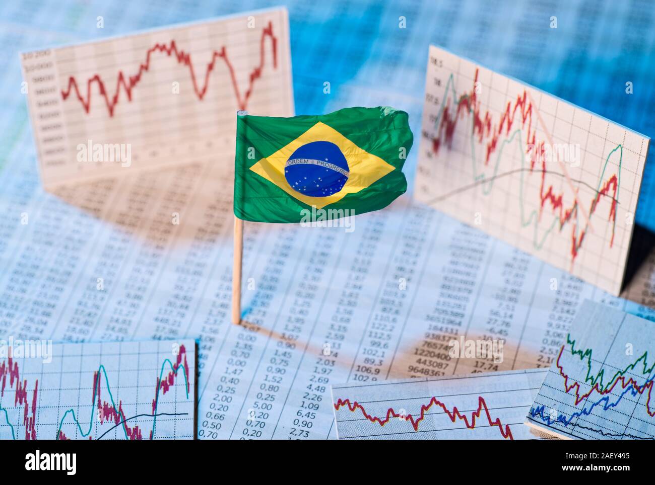 Brasilianische Flagge mit Kurs Tabellen und Grafiken auf die wirtschaftliche Entwicklung Stockfoto