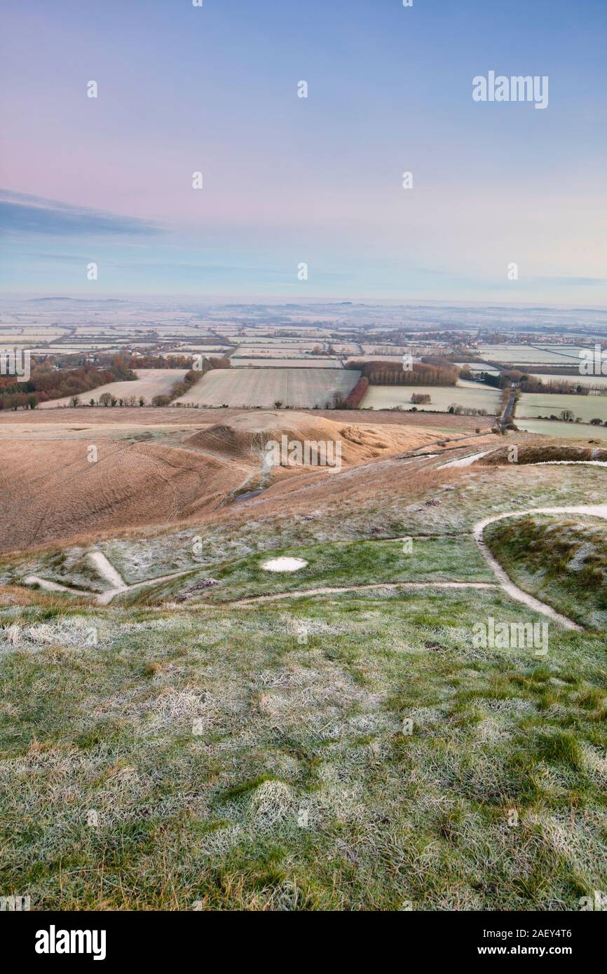 White Horse Hill und Dragon Hill am frühen Morgen Dezember frost in Uffington, betrachtet aus beim Pferd Hill. Uffington, Oxfordshire, England Stockfoto