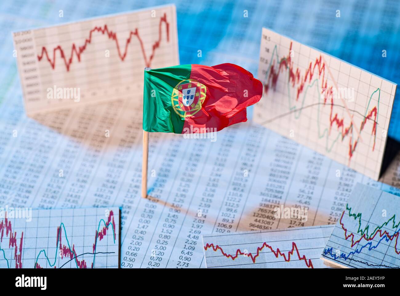 Portugiesische Flagge mit Kurs Tabellen und Grafiken auf die wirtschaftliche Entwicklung Stockfoto