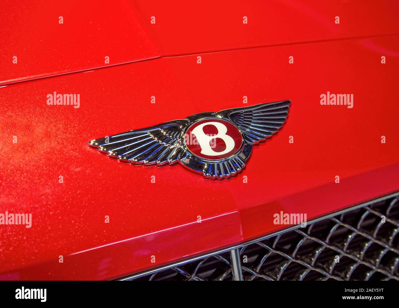 Das Logo von Bentley auf ein rotes Auto dieser Marke Stockfoto