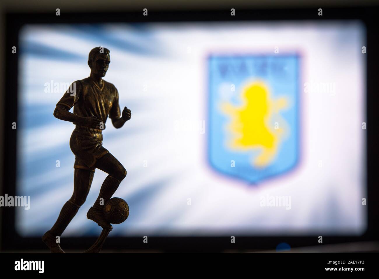 LONDON, ENGLAND, Juli. 1. 2019: Aston Villa Football Club Logo, Premier League, England. Soccer player Silhouette. Stockfoto