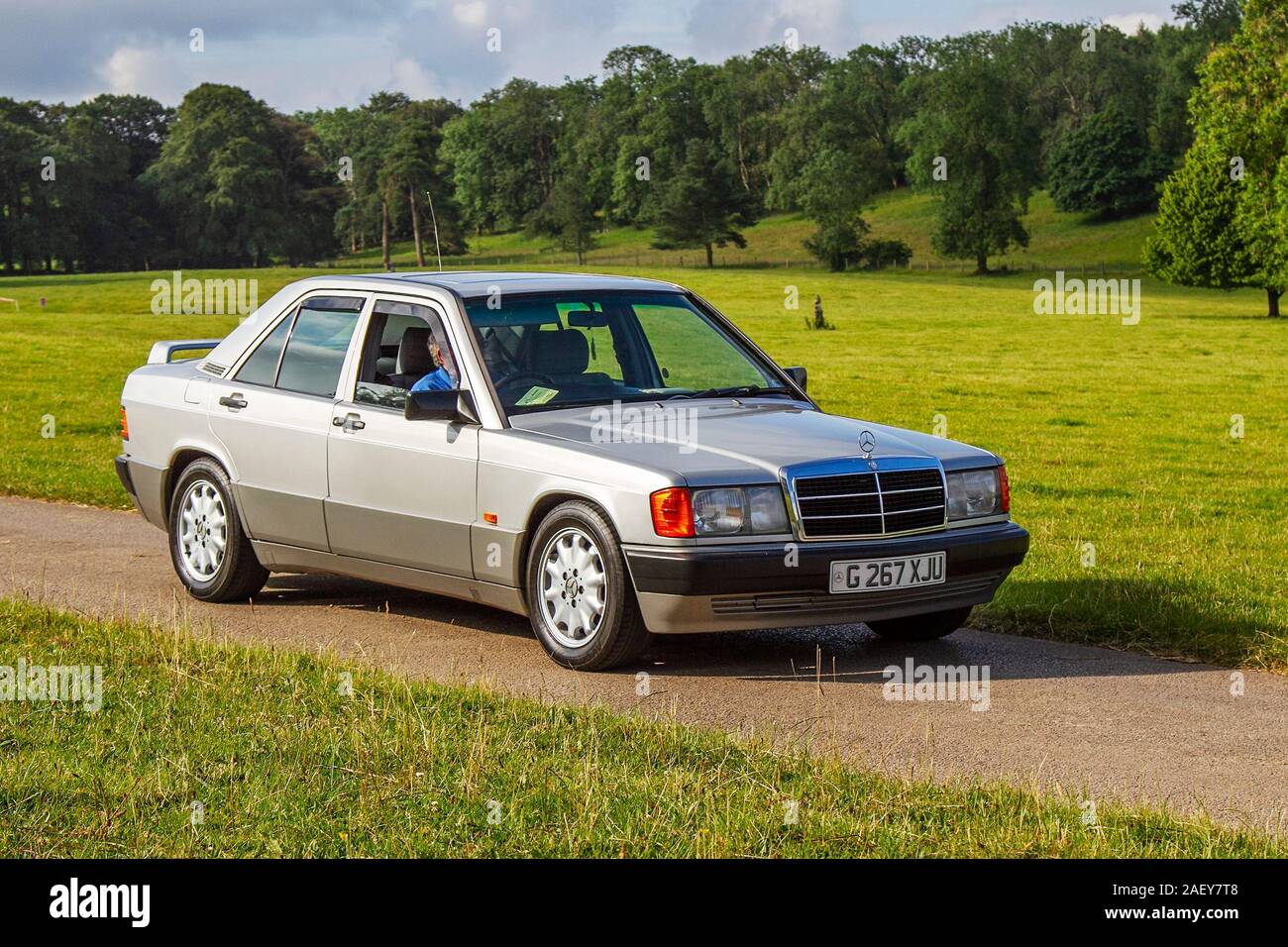 1990 90er Jahre 190E Silber Mercedes Benz; klassische Oldtimer, historische Klassiker, Sammlerstücke restaurierter Oldtimer, Fahrzeuge von gestern, die für die Mark Woodward Motoring-Veranstaltung in Leighton Hall, Carnforth, Großbritannien, eintreffen Stockfoto