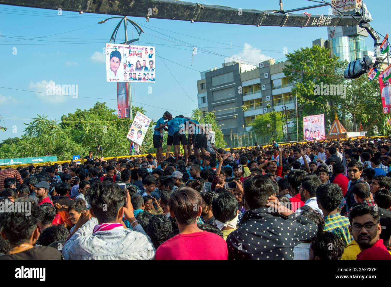 AMRAVATI, MAHARASHTRA, Indien - 8. SEPTEMBER 2018: die Masse der jungen Menschen Spaß und Tanz in der "Govinda" an Dahi Handi festival Gott K zu feiern. Stockfoto