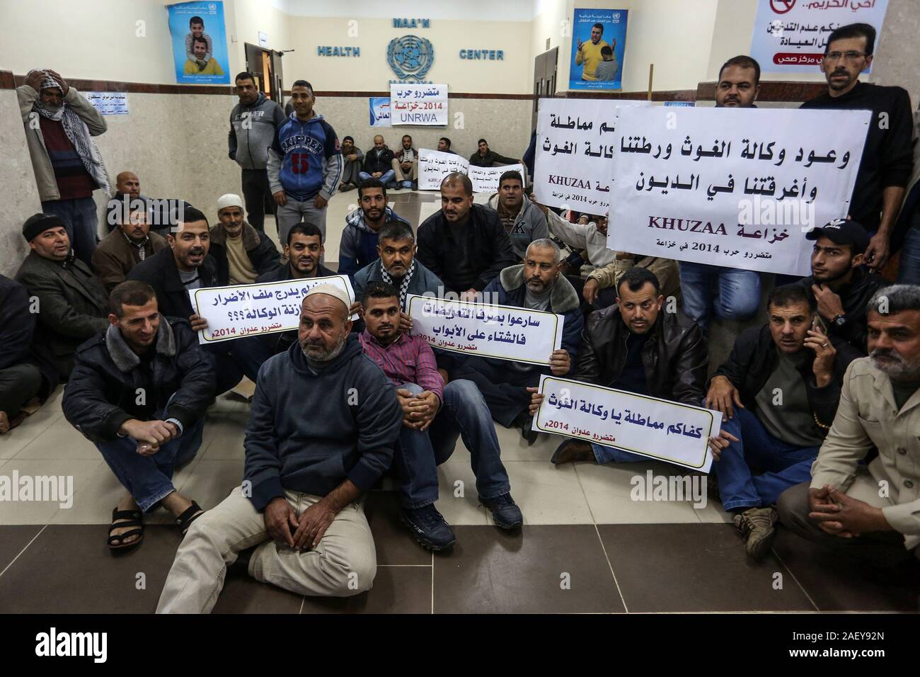 Demonstranten nehmen an einem Protest fordert UN-Hilfswerk (UNRWA) Palästinenser für die Reparatur eines beschädigten Wohnungen zu bezahlen, in Gaza Stockfoto