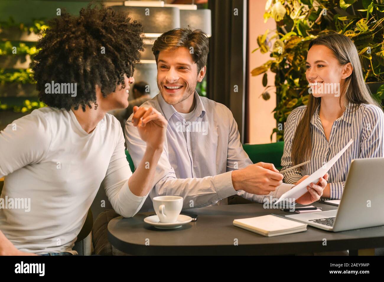 Produktives Arbeiten. Happy Business Team diskutieren profitable Jahresbericht im Cafe Stockfoto