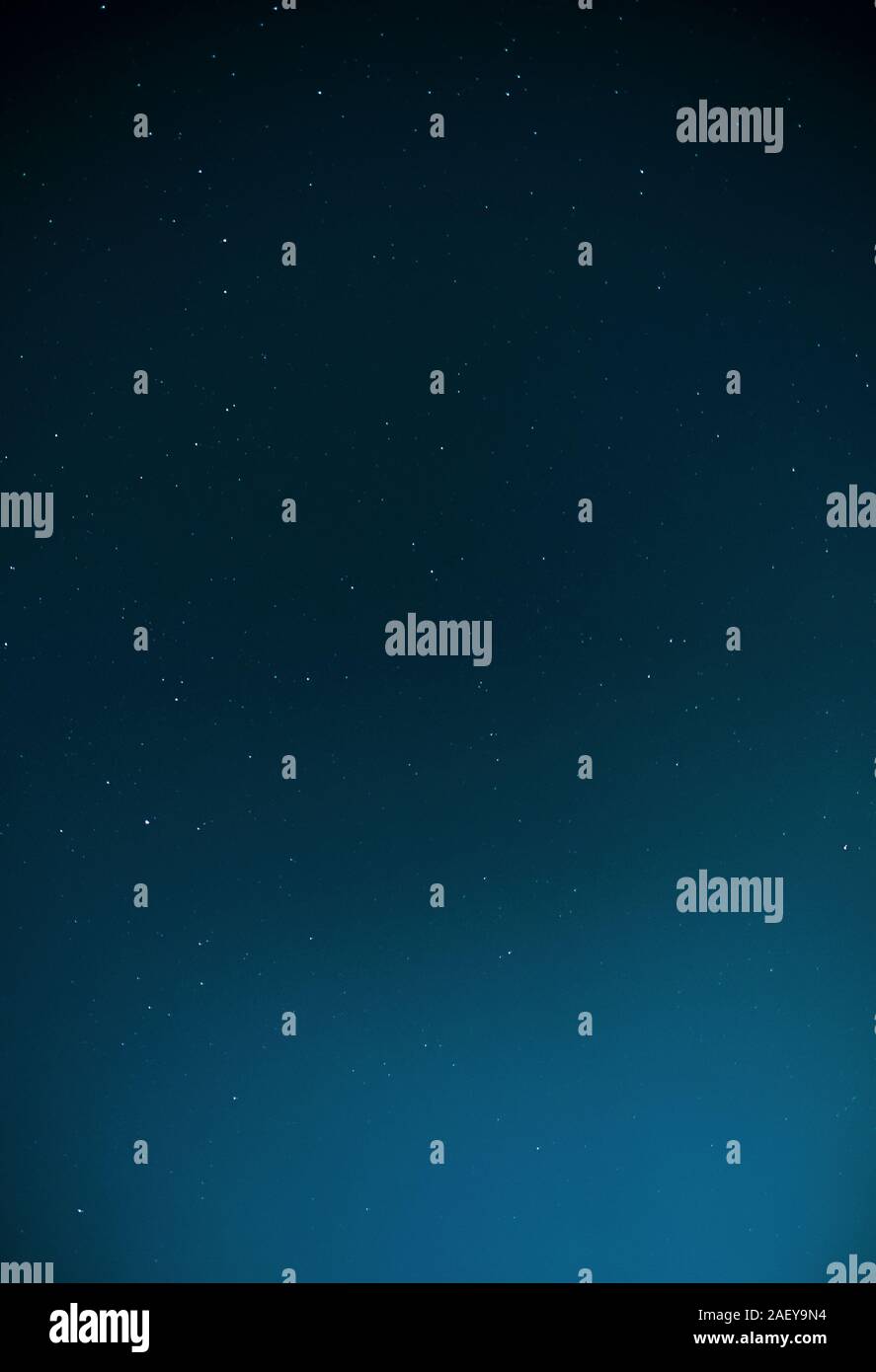 Dunkler Himmel voller Sterne in der Farbe des Jahres 2020, Classic blau. Vertikaler Dampfstoß Stockfoto