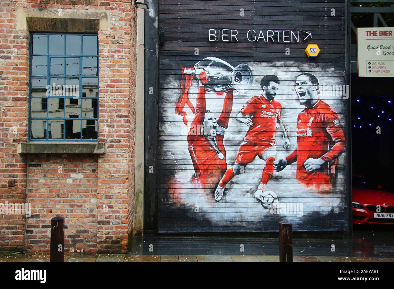 Garagentor Malerei des FC Liverpool Football spieler auf Fleet Street, in Concert Square, Cavern, Liverpool. England, Europa. Stockfoto