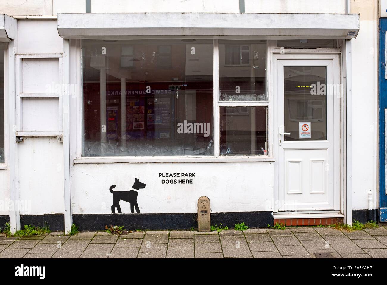 Bitte parken Sie Hunde hier, Anfrage außerhalb geschlossener Shop in Crewe, Cheshire Vereinigtes Königreich Stockfoto