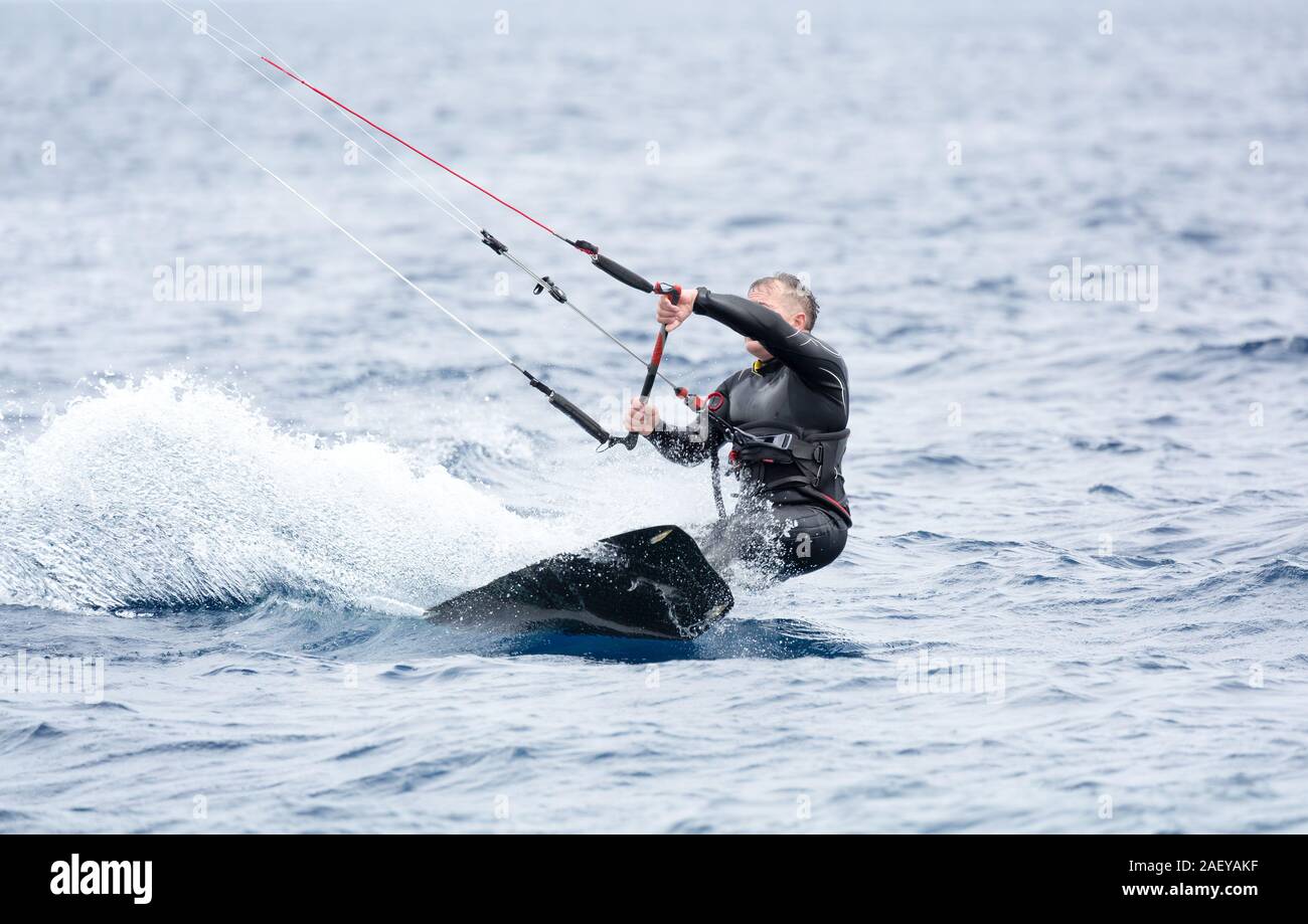 Kitesurfer versuchen, die Wellen zu reiten Stockfoto