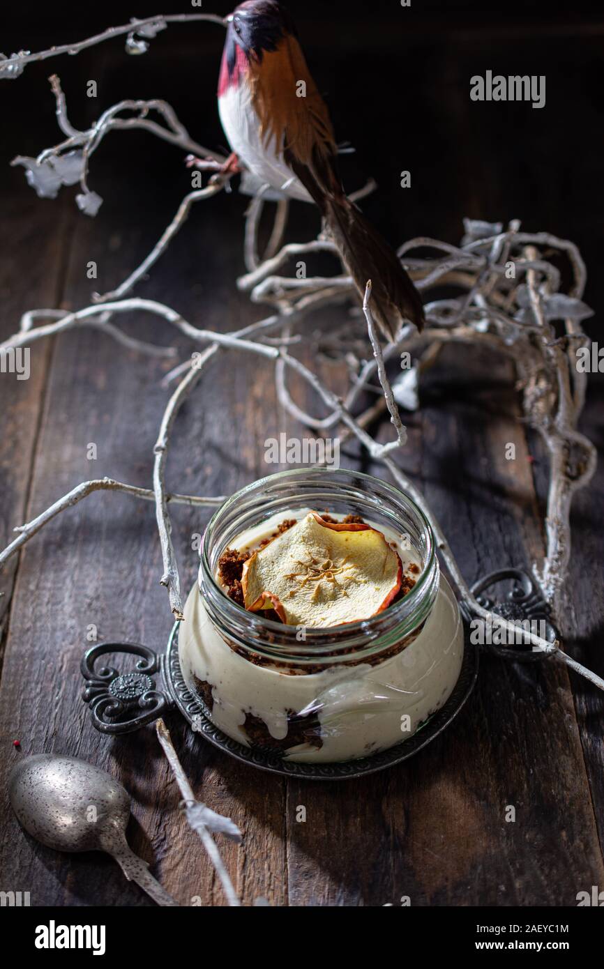 Schokolade Joghurt im Glas. leckeres Dessert an einem Wintermorgen. Gesunde Ernährung und Süßigkeiten Stockfoto