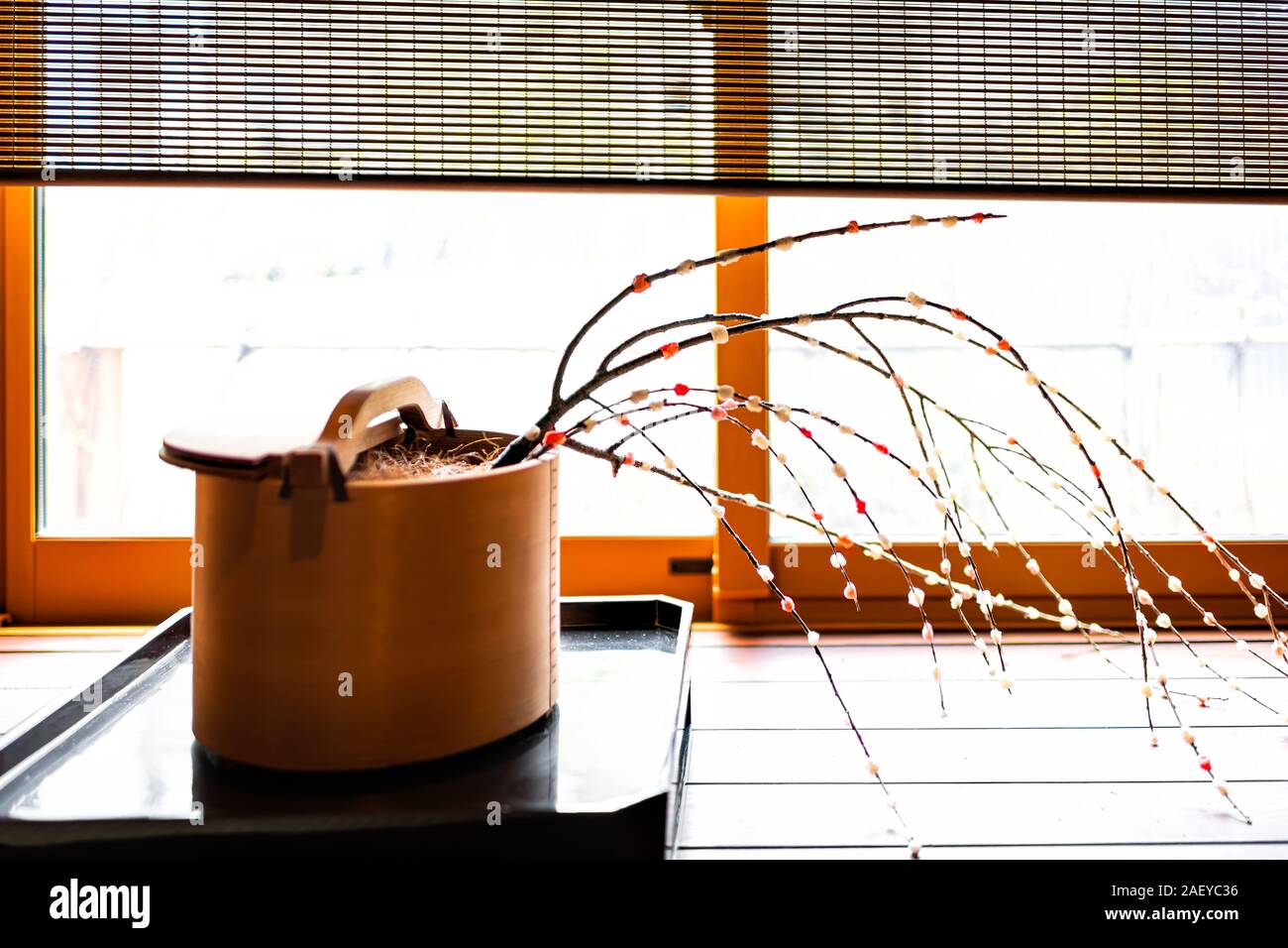 Hanamochi ikebana Cherry Blossom sakura Blumen Vase in Japan, Blumenmotiv traditionell das Neue Jahr mit Reis Stockfoto