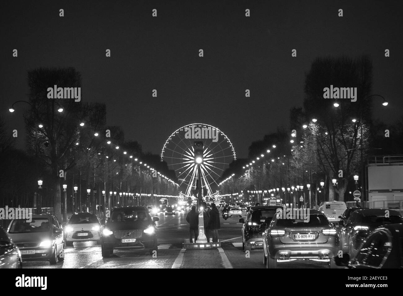 Verkehr auf Champs-Elysees avenue in Paris Stockfoto