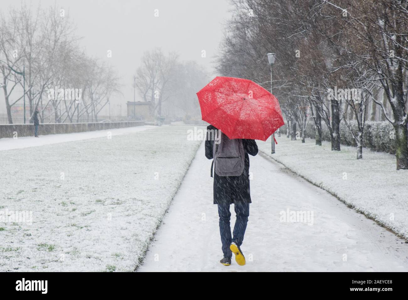 Man Walking unter dem Schnee in Paris Stockfoto