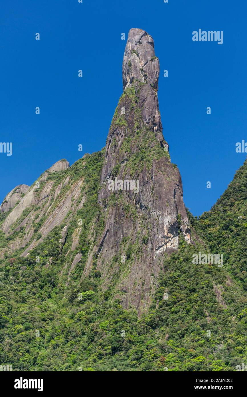 Schöne Landschaft von dramatischen Rocky Mountains auf grünen Regenwald in Serra dos Órgãos, Rio de Janeiro, Brasilien Stockfoto