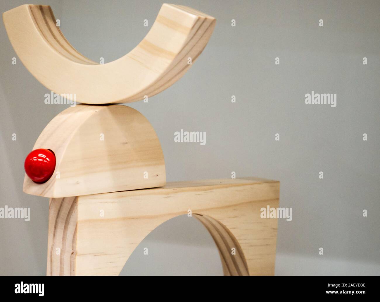 Hirsch von Holz in minimalistischem Stil. Rote Nase Stockfoto