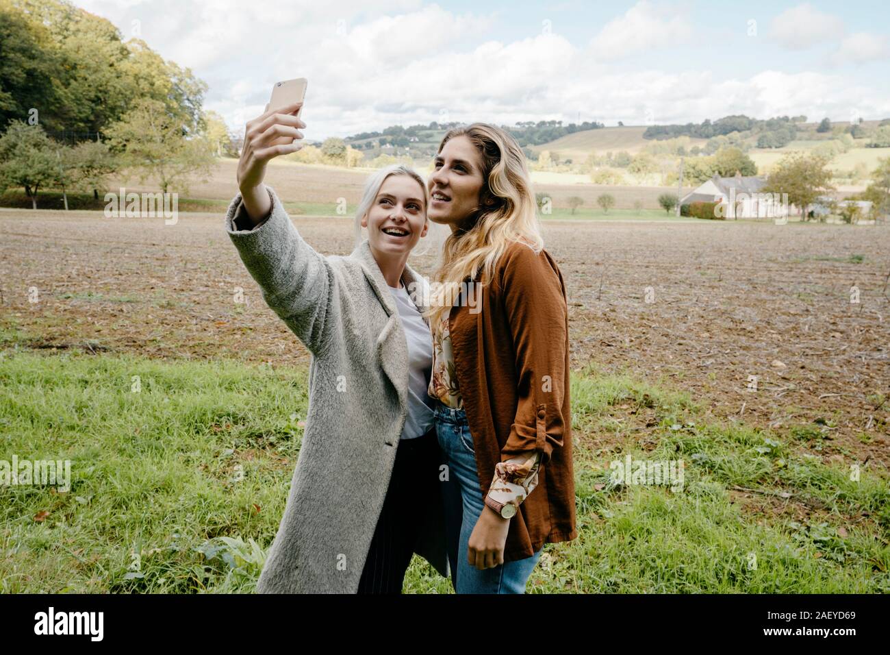 Zwei weibliche Freunde eine selfie in einem französischen Landschaft Landschaft Stockfoto