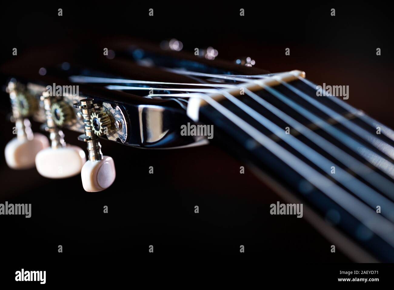 Detail der klassischen Gitarre Spindelstock Stockfoto