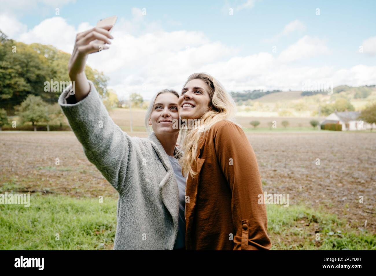 Zwei weibliche Freunde eine selfie in einem französischen Landschaft Landschaft Stockfoto