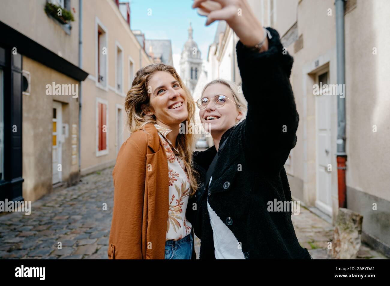 Zwei weibliche Freunde eine selfie in einem französischen touristische Stadt Stockfoto