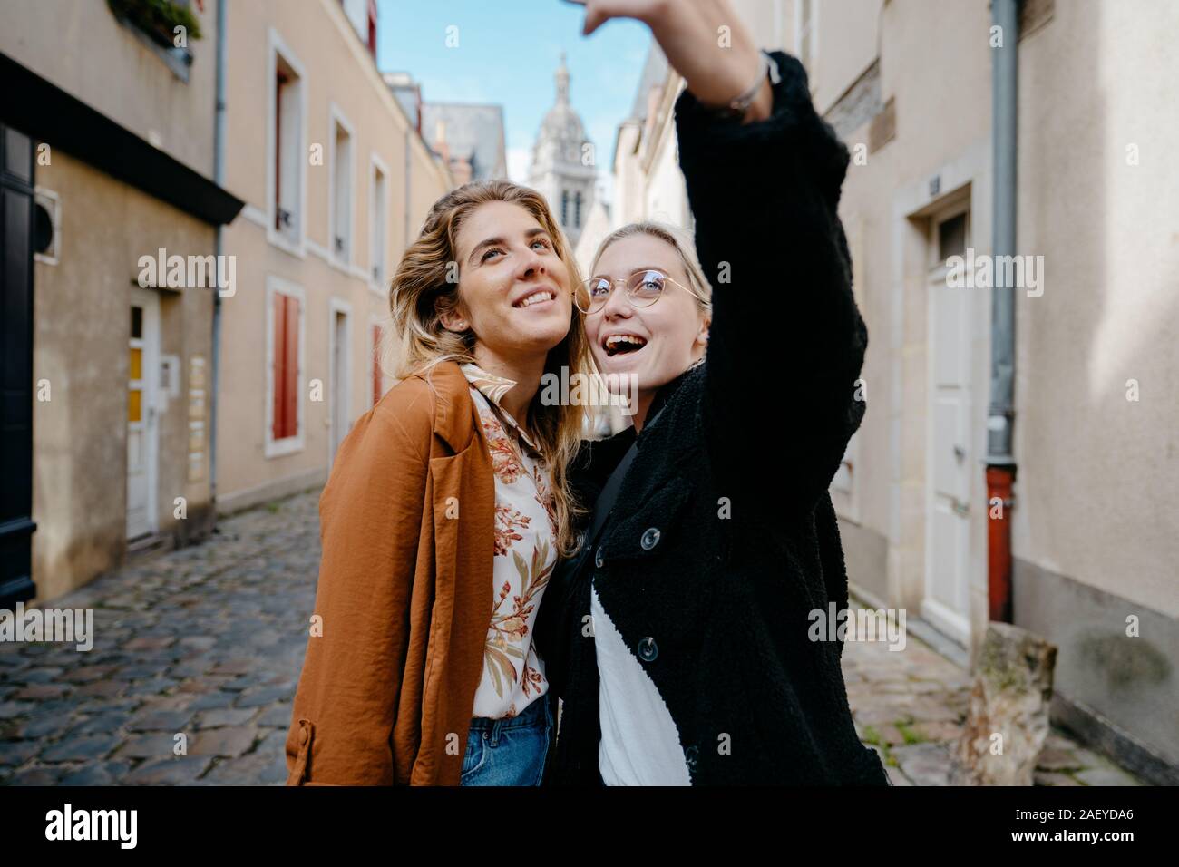 Junge Frauen, die selfie in einer typischen französischen Stadt Straße Stockfoto