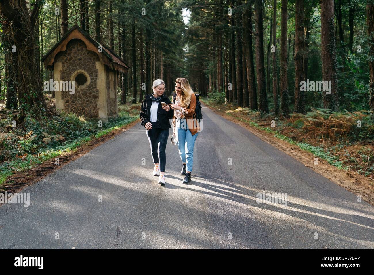 Zwei Frauen auf der Straße an Ihrem Telefon Stockfoto