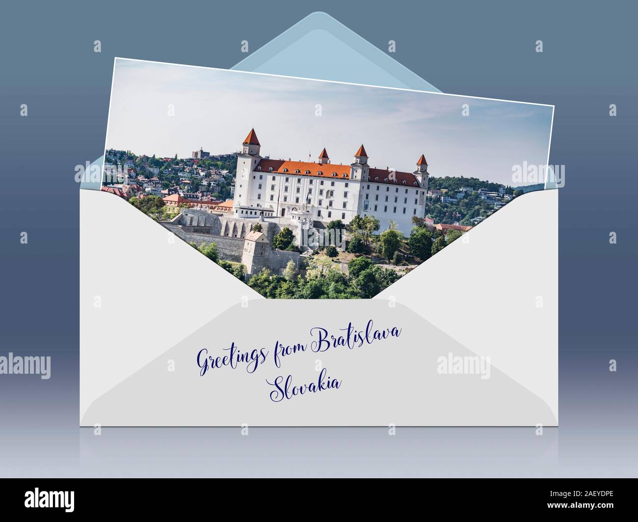 Eine geöffnete Umschlag mit einem Foto und Bildunterschrift Grüße aus. Die Burg von Bratislava in Bratislava, die Hauptstadt der Slowakei in Europa Stockfoto