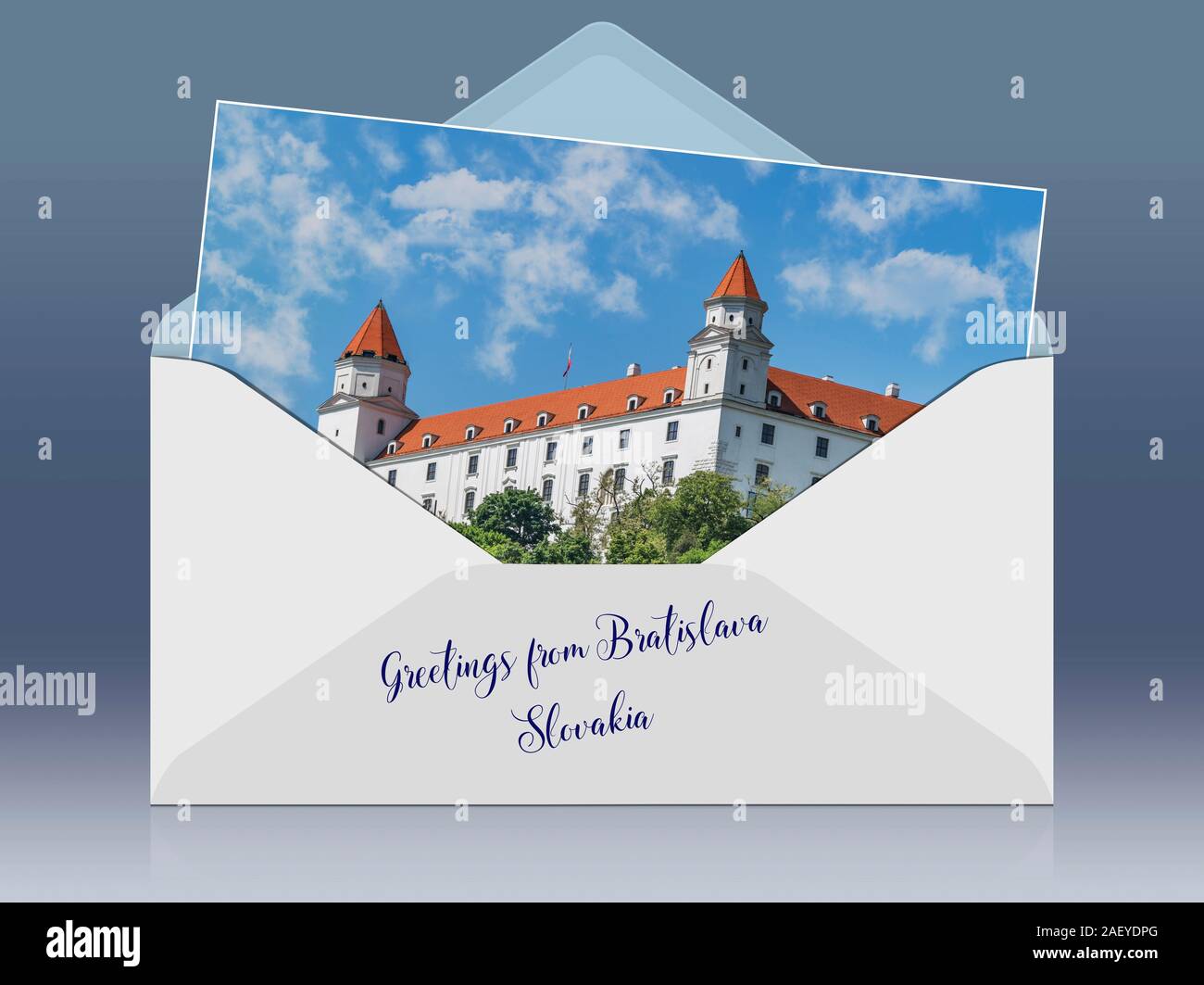 Eine geöffnete Umschlag mit einem Foto und Bildunterschrift Grüße aus. Die Burg von Bratislava in Bratislava, die Hauptstadt der Slowakei in Europa Stockfoto