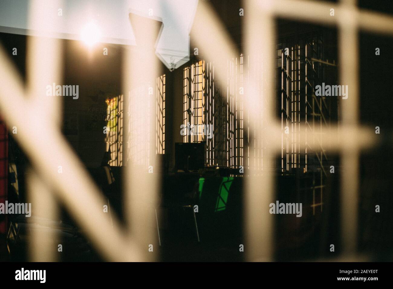 Abstrakte Sicht auf metallischen Gate auf Fenster mit Sonneneinstrahlung Stockfoto