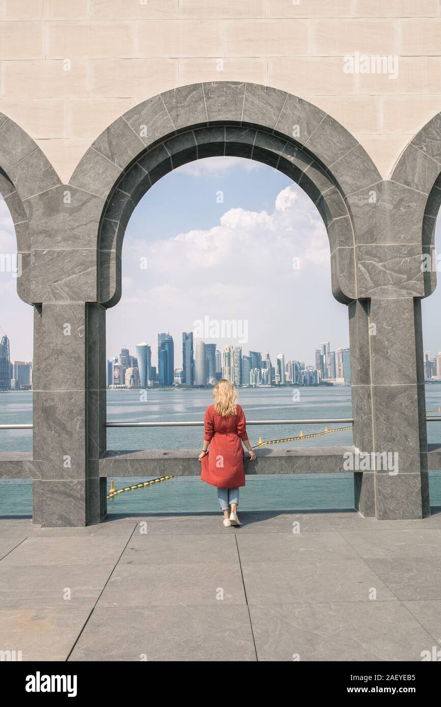 Rückansicht des blonden Frau stehen und am Meer in Doha Stockfoto