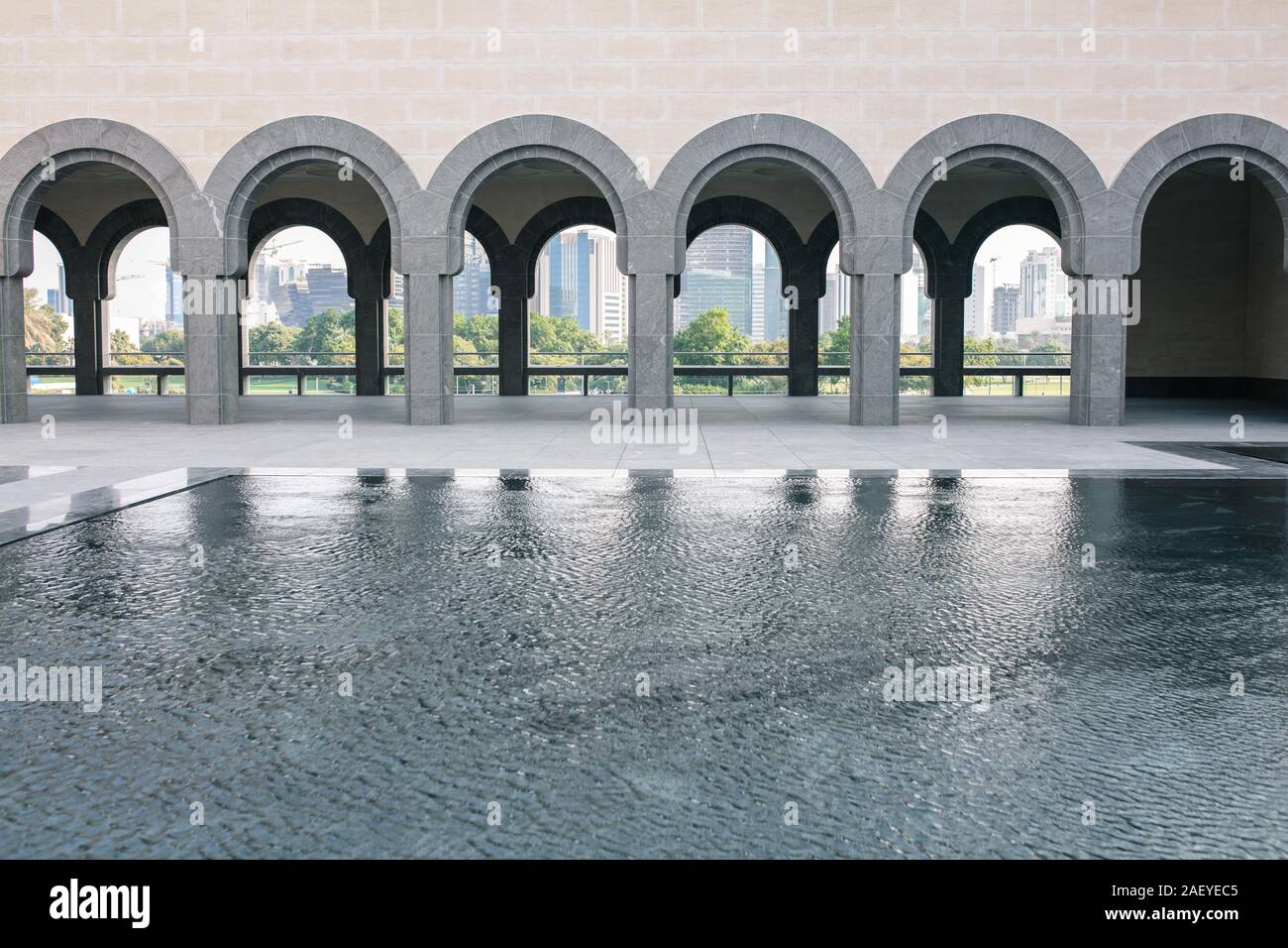 Bögen und Brunnen im Museum für Islamische Kunst in Doha Stockfoto