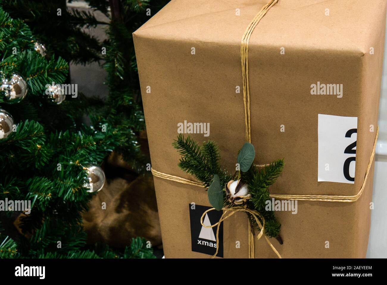 Ein braunes Band, das sieht aus wie ein Paket. Stockfoto