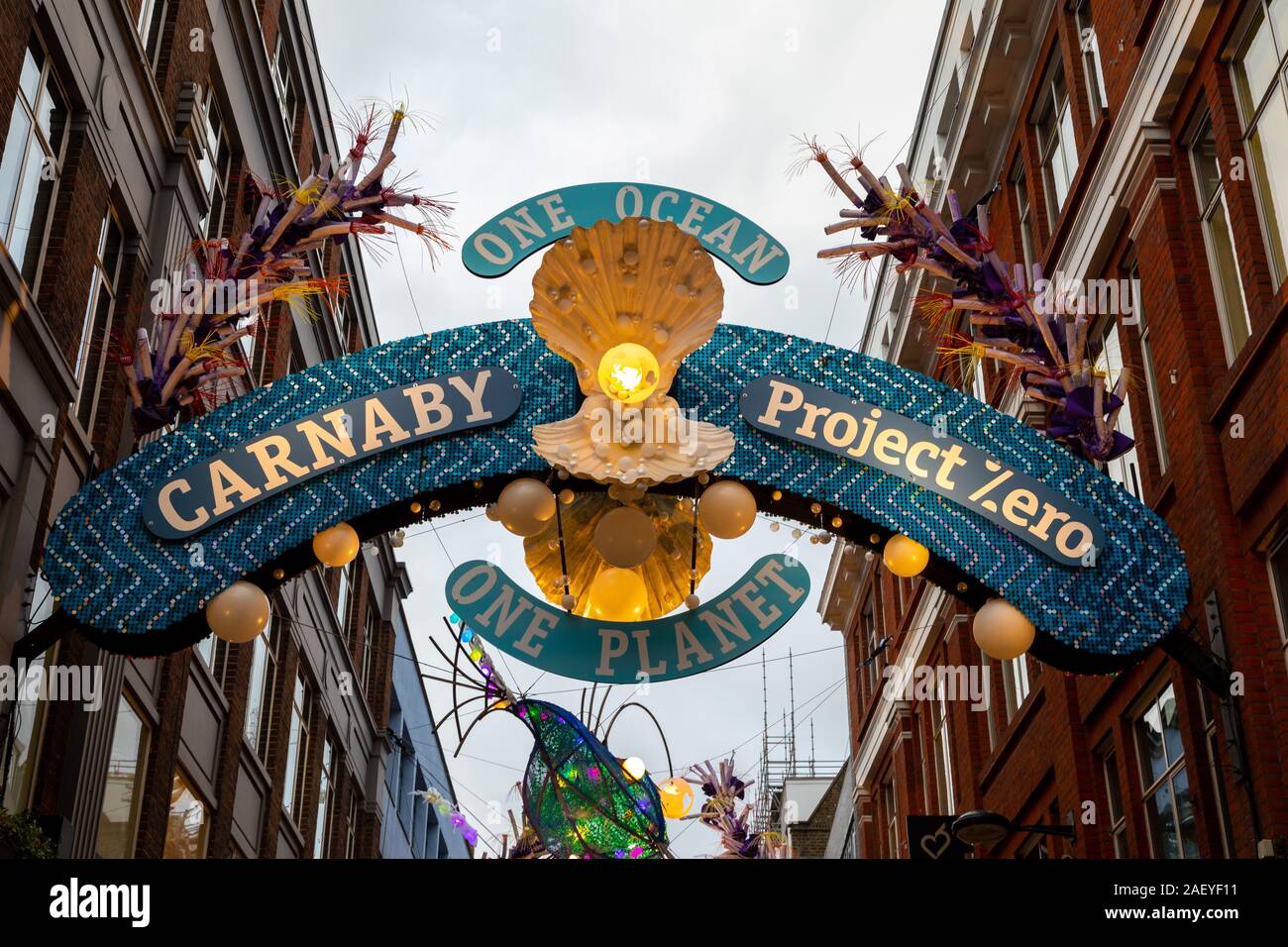 London, UK, 1. Dezember 2019: Eingang zum berühmten Carnaby Street in Soho. Die weihnachtsdekorationen werden recycelt und wiederverwendet Dam zu markieren. Stockfoto