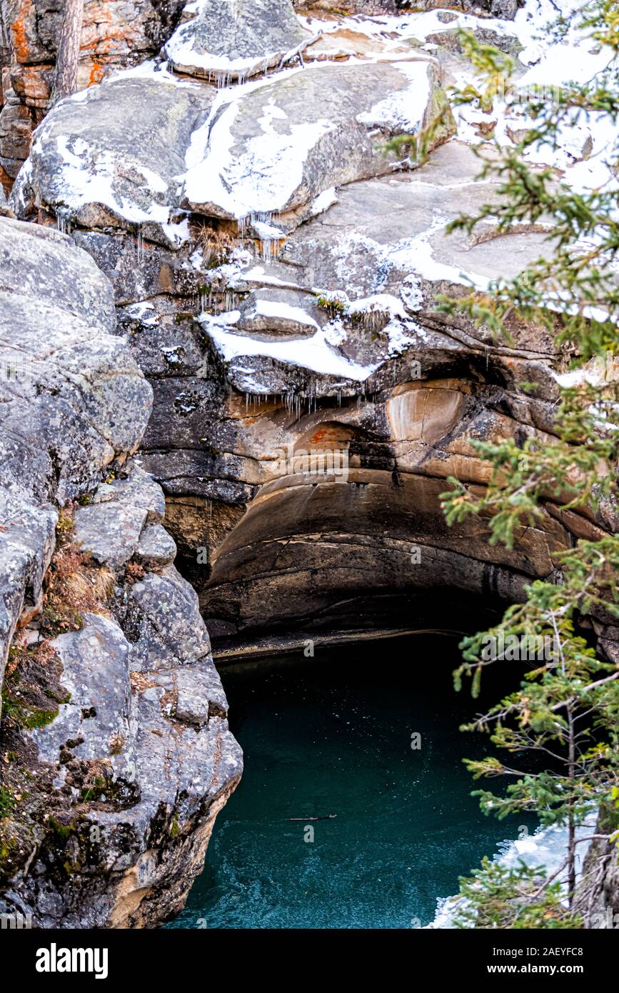 Independence Pass rocky mountain Detailansicht der Grotten Cave Pool in der Nähe von Scenic Byway am Morgen in der Nähe von Aspen, Colorado nach gefrorener Schnee Stockfoto