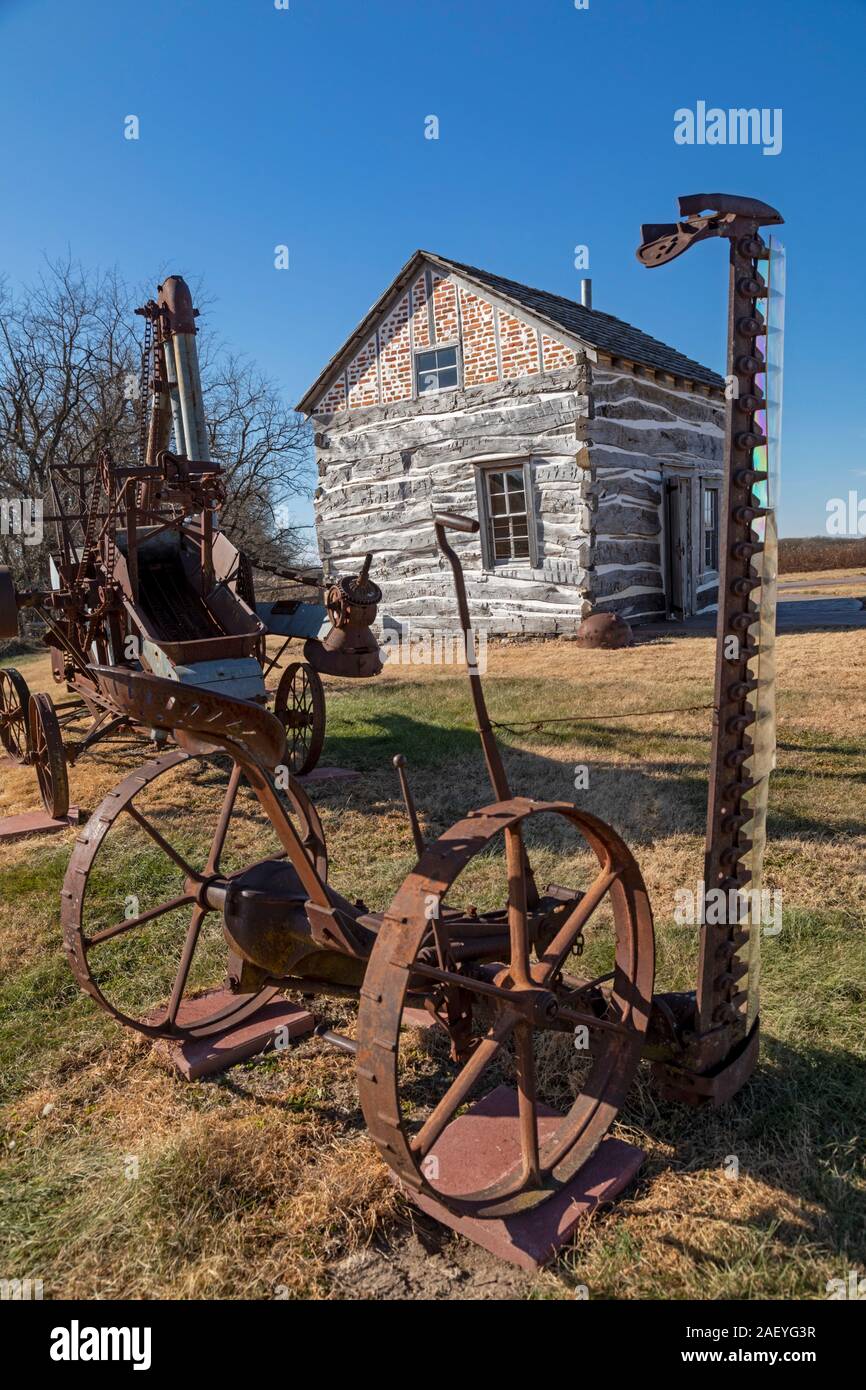 Beatrice, Nebraska - Die Palmer-Epard Kabine im Homestead National Monument, mit antiken landwirtschaftlichen Maschinen. Stockfoto