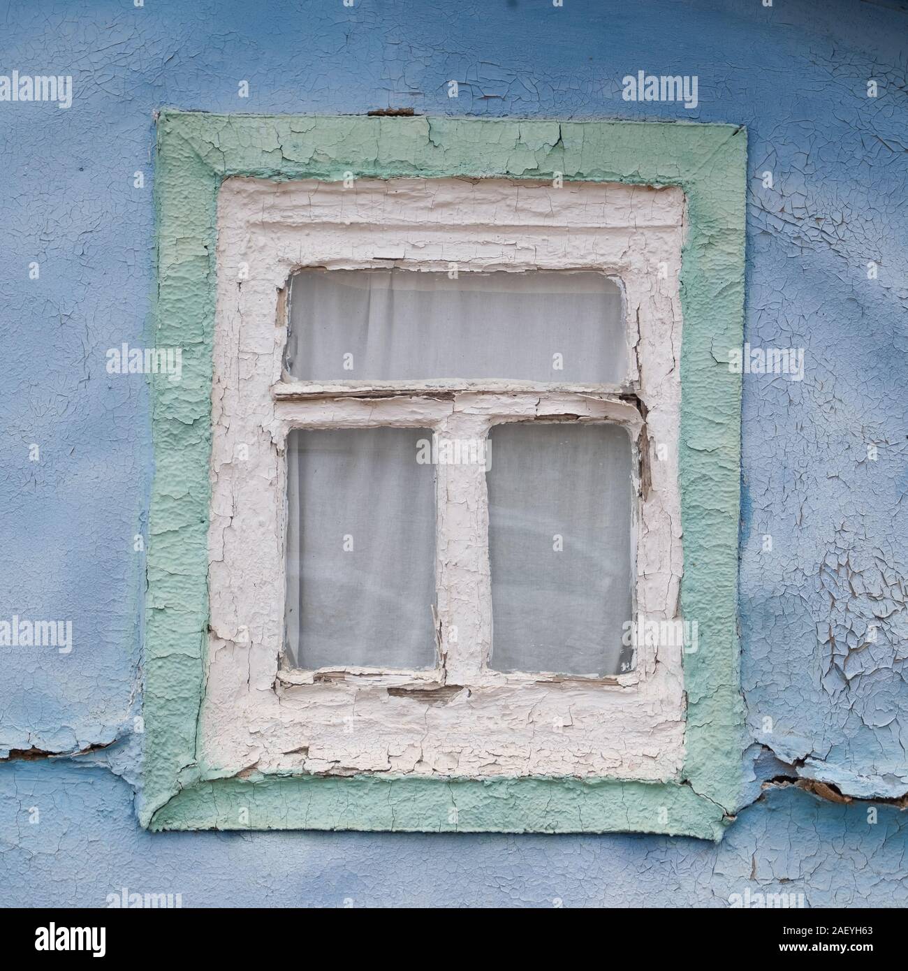 Vintage rustikalen hölzernen Fensterrahmen. Alte peeling paint House. Stockfoto