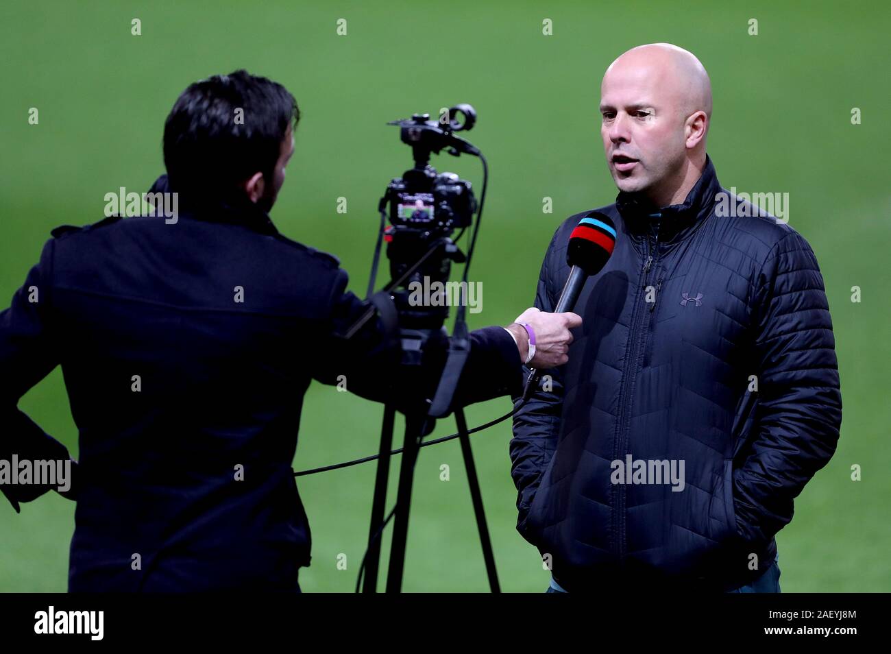 AZ Alkmaar's Manager Arne Steckplatz ist vor einem Training im Old Trafford, Manchester interviewt. Stockfoto