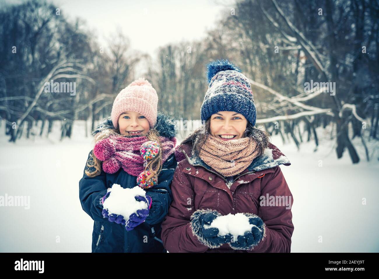 Mutter und Tochter spielen in Winter Park Stockfoto