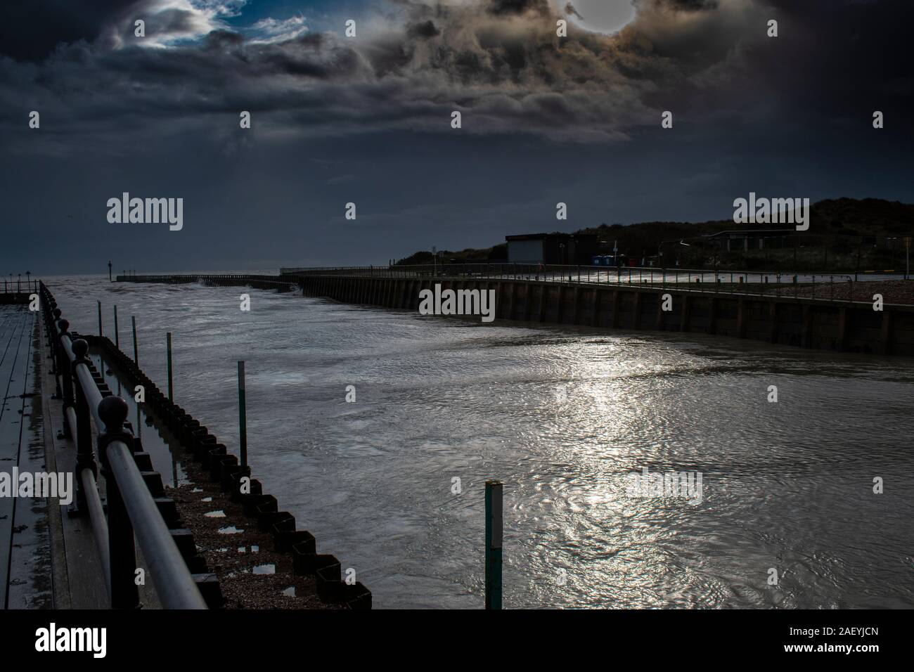 Fluss Arun in Arundel mit stürmischen Wolken aus dem Meer. Stockfoto